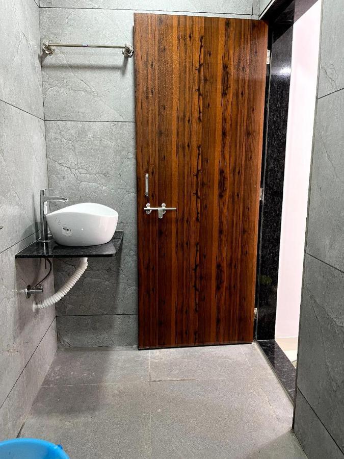 Gayatri Homestay รัตนากีรี ภายนอก รูปภาพ